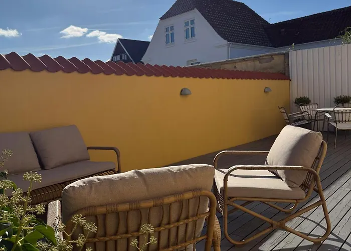 Ferienhaus Yellow Beach House With Sauna And View Over Lokken